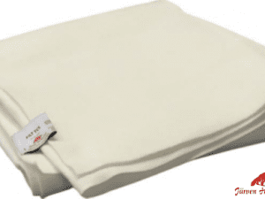 Eine weiße Decke. Diese Decke erfüllt viele Brandschutzbestimmungen.