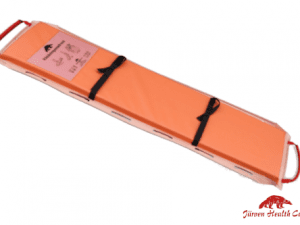 Eine orange Matratze mit Griffen an den Seiten. Auf der Liegefläche sind schwarze Tragegurte. Diese Matratze wird zur Evakuierung in Notfällen eingesetzt.